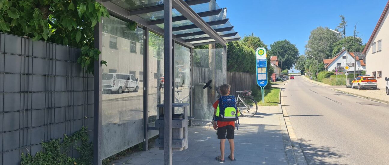 Kind an einer Bushaltestelle in Odelzhausen