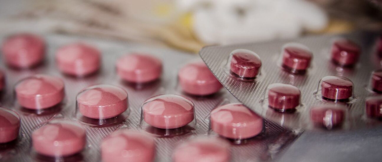 Tablettenblister mit rosanen und weißen Tabletten