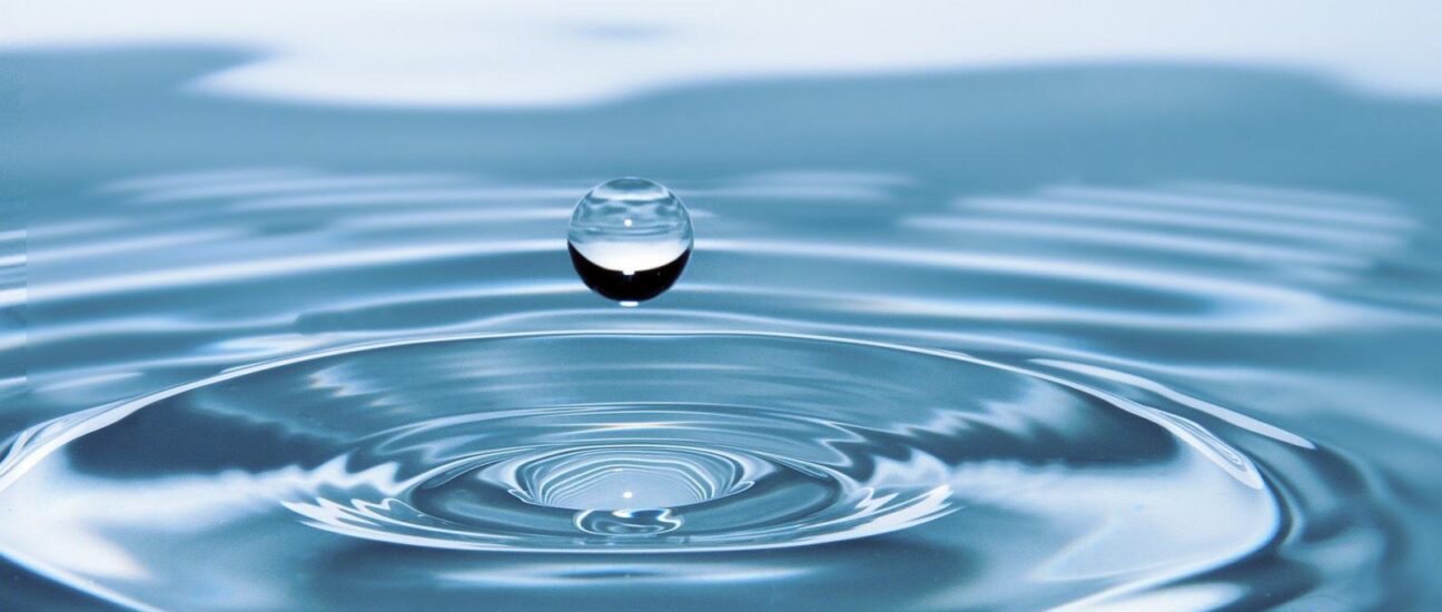 Tropfen der ins Wasser fällt