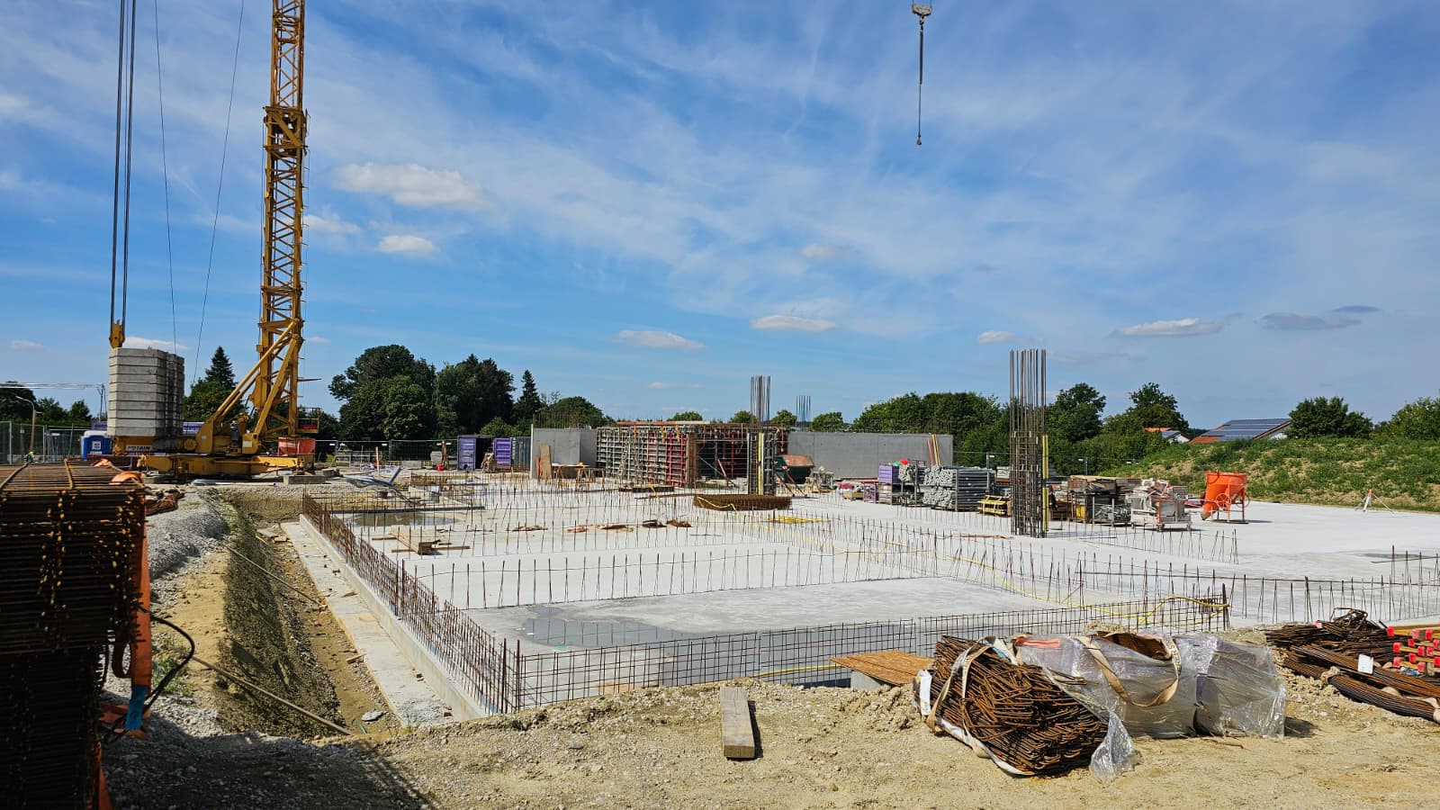 Erdarbeiten der Turnhalle sind abgeschlossen. Foto vom fertigen Fundament Erdarbeiten der Turnhalle sind abgeschlossen. Foto vom fertigen Fundament